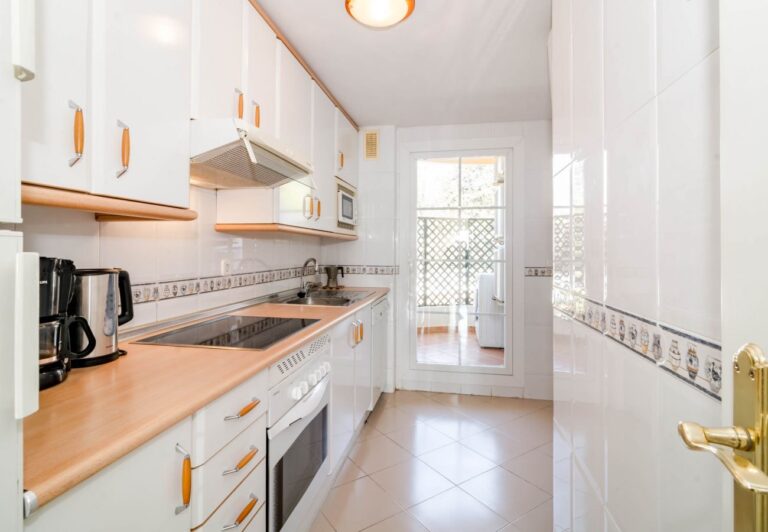 NUEVA ANDALUCIA Comfortable Apartment near Puerto Banus | LV Travelagency