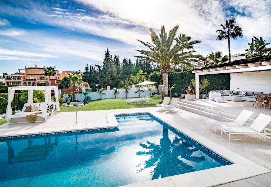 NUEVA ANDALUCIA Modern 4 Bedroom Villa Verwarmd Zwembad | LV Travelagency