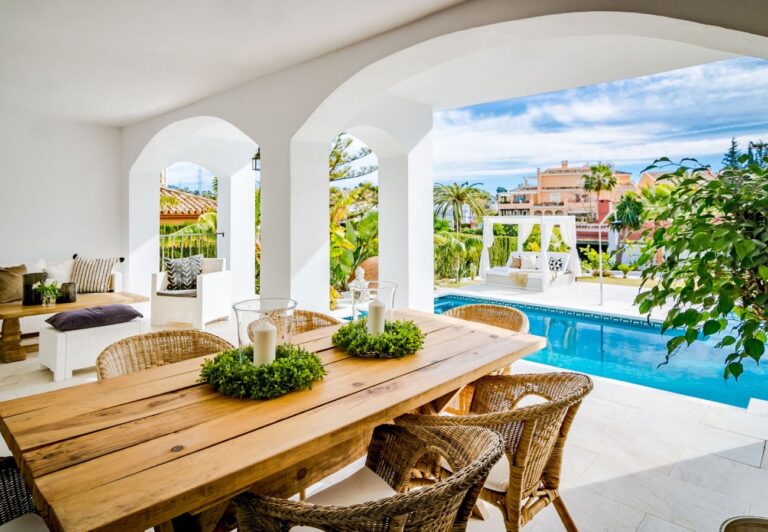 NUEVA ANDALUCIA Modern 4 Bedroom Villa Verwarmd Zwembad | LV Travelagency