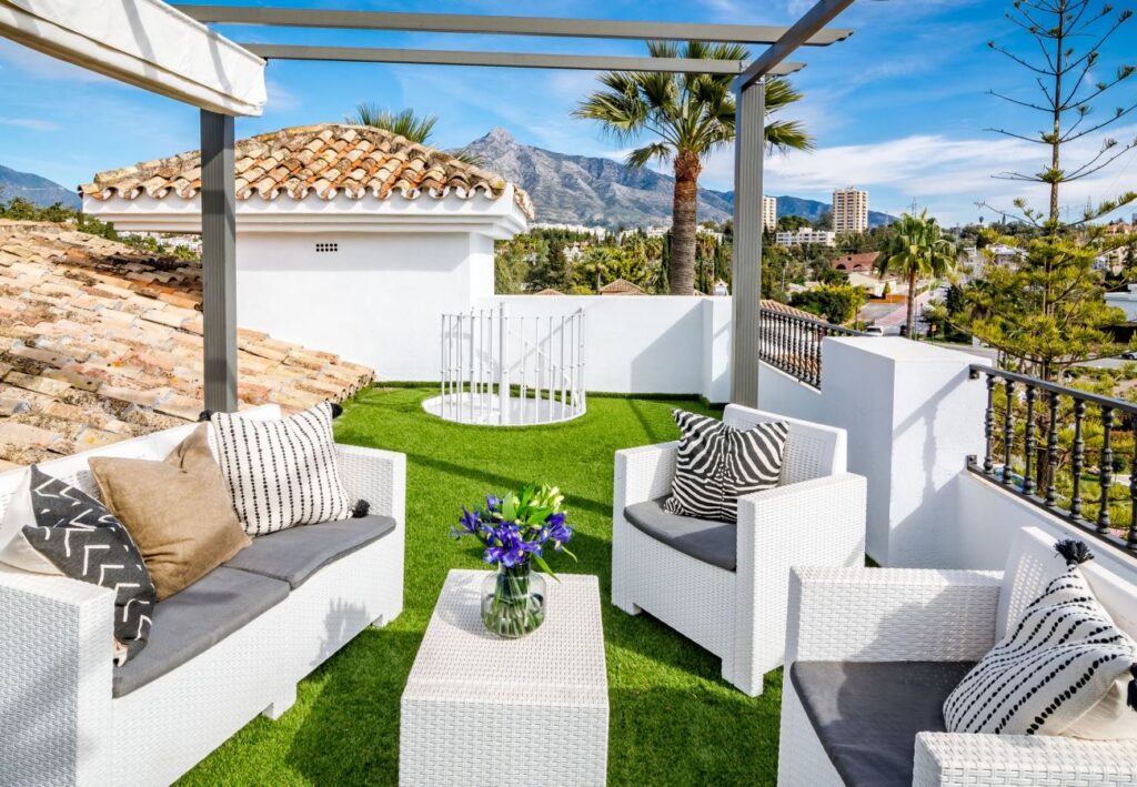 NUEVA ANDALUCIA Modern 4 Bedroom Villa Verwarmd Zwembad | LV Travelagency