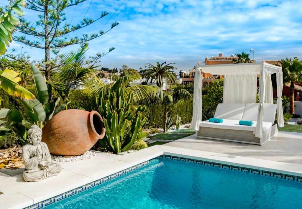 NUEVA ANDALUCIA Modern 4 Bedroom Villa Verwarmd Zwembad | LV Travelagency