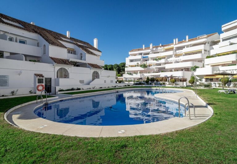 NUEVA ANDALUCIA - Modern appartement met mooi uitzicht