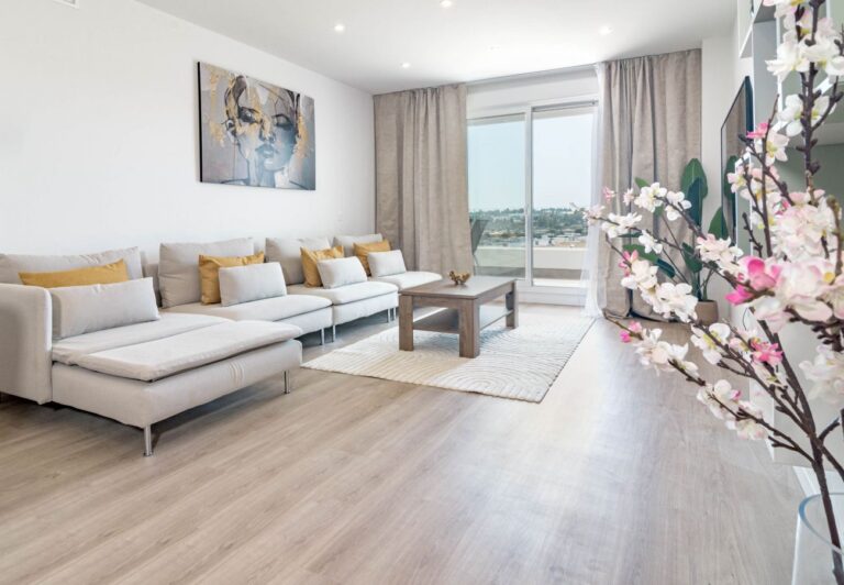 NUEVA ANDALUCIA - Modern appartement met mooi uitzicht