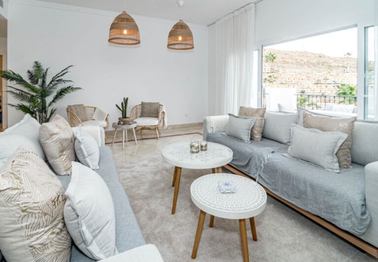 Benahavis - Prachtig Appartement met Gym en Binnen & Buitenzwembad | LV Travel Agency