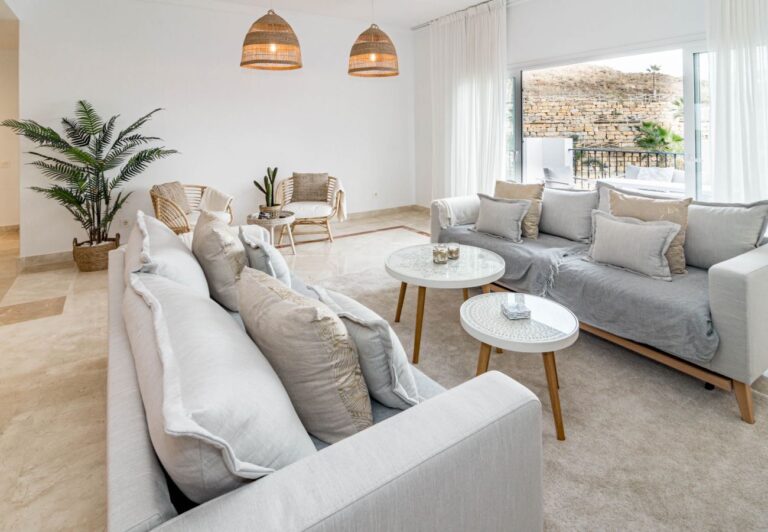 Benahavis - Prachtig Appartement met Gym en Binnen & Buitenzwembad | LV Travel Agency