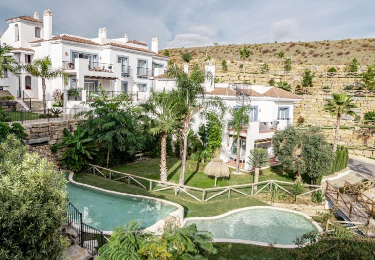 Benahavis - Prachtig Appartement met Gym en Binnen & Buitenzwembad | LV Travel Agency