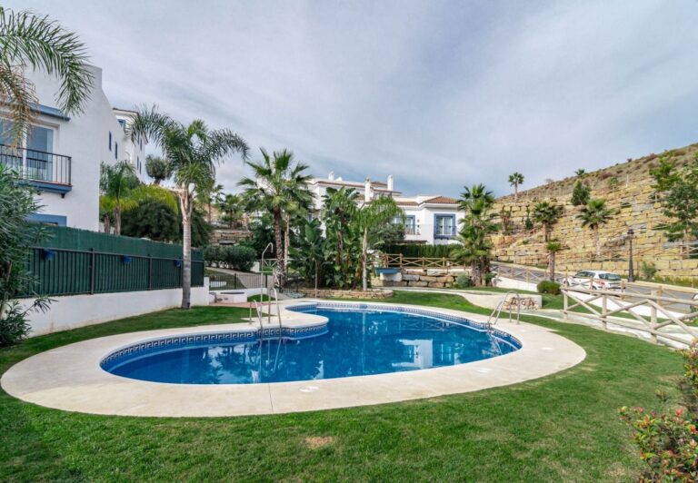 Benahavis - Prachtig Appartement met Gym en Binnen & Buitenzwembad | LV Travel Agency