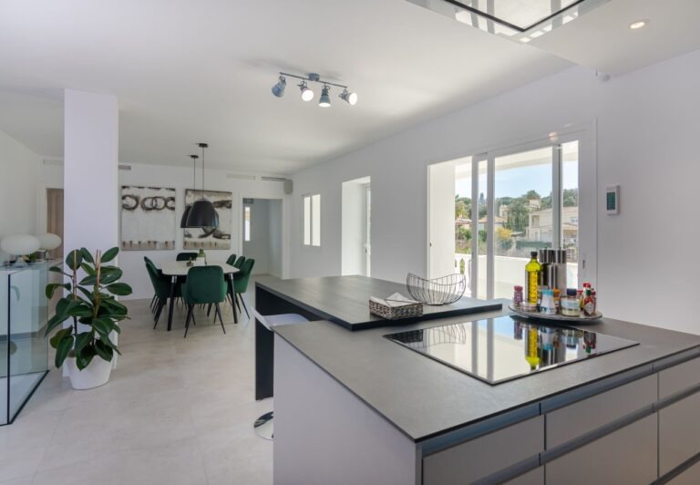 Marbella - Moderne villa vlakbij het strand | LV Travel Agency