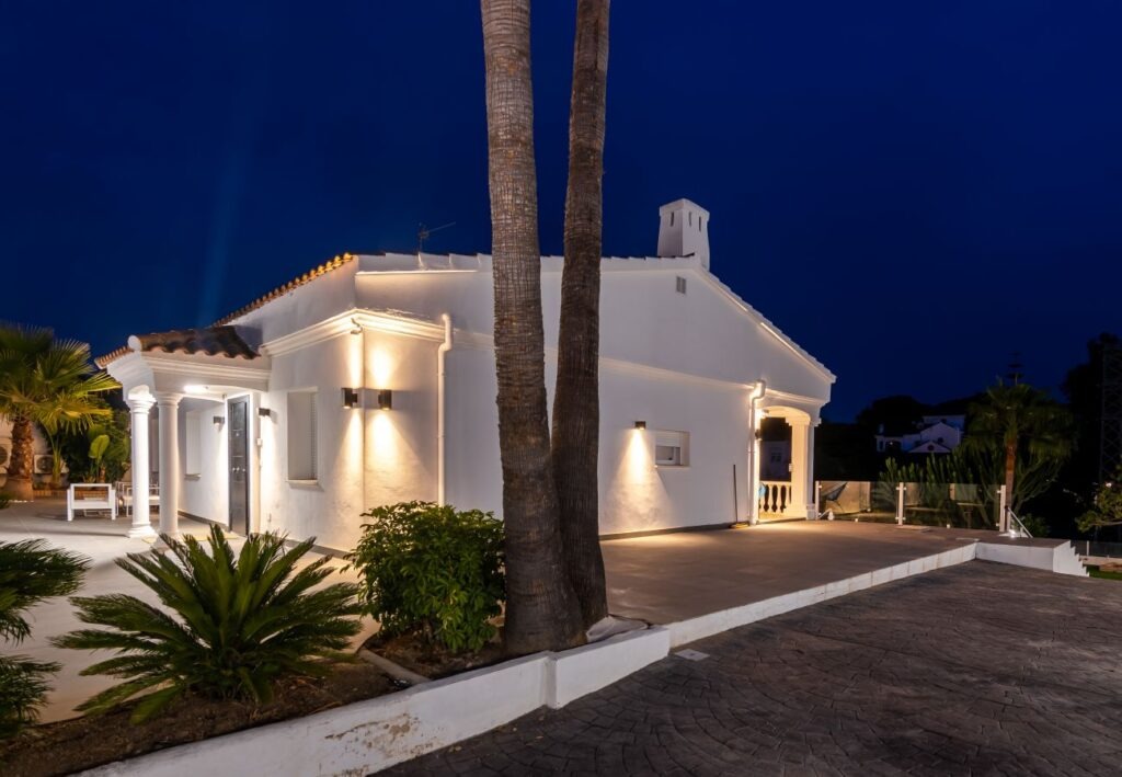 Marbella - Moderne villa vlakbij het strand | LV Travel Agency