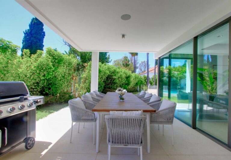 Marbella - Moderne Villa Puerto Banus | LV Travel Agency