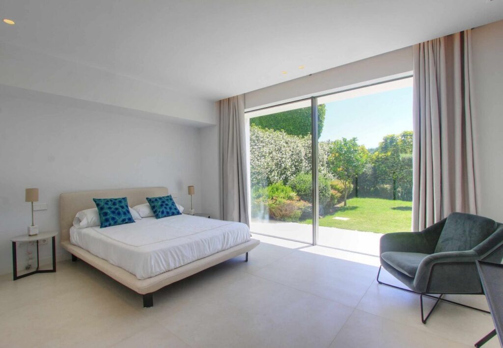 Marbella - Moderne Villa Puerto Banus | LV Travel Agency