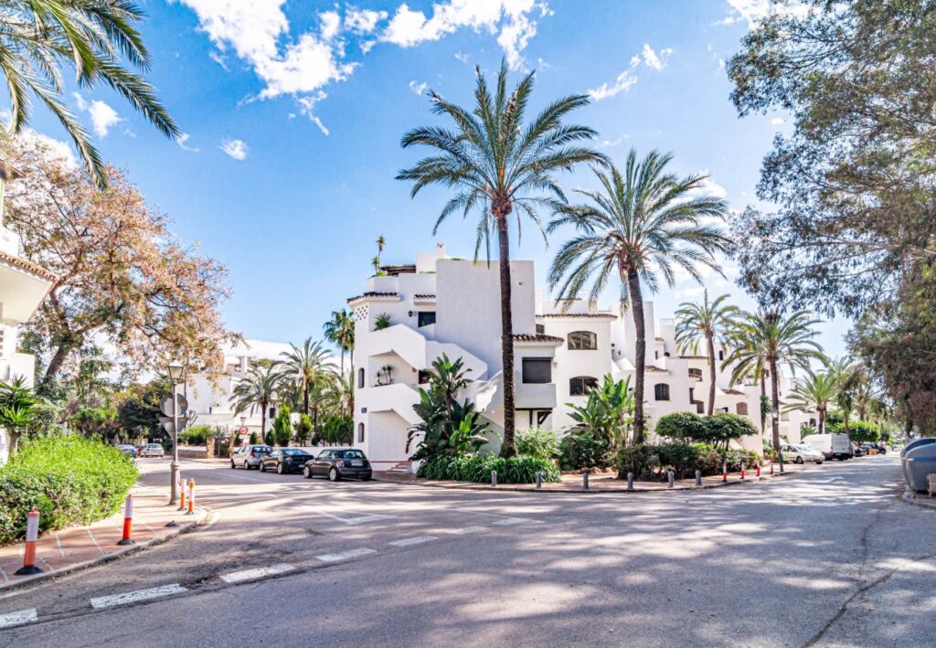 Marbella - Ruim appartement in Golden Beach | LV Travel Agency